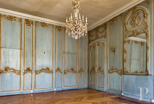 haute-normandie - Dans une rue piétonne du centre historique de Rouen, un appartement de plus de 300 m², au premier étage d'un hôtel inscrit MH du 18e s.
